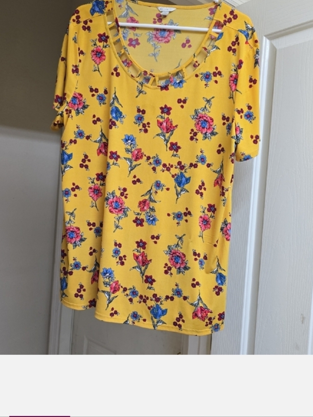 C EST 1946 Women's Yellow Floral Short-Sleeve Blouse - Picture 5 of 5